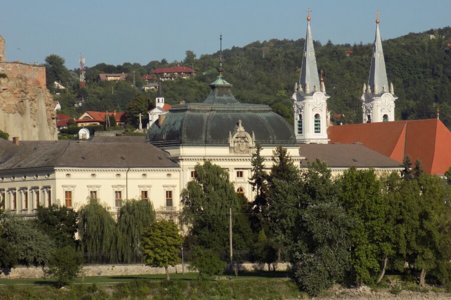 Kilátás a Bazilikára Párkányból