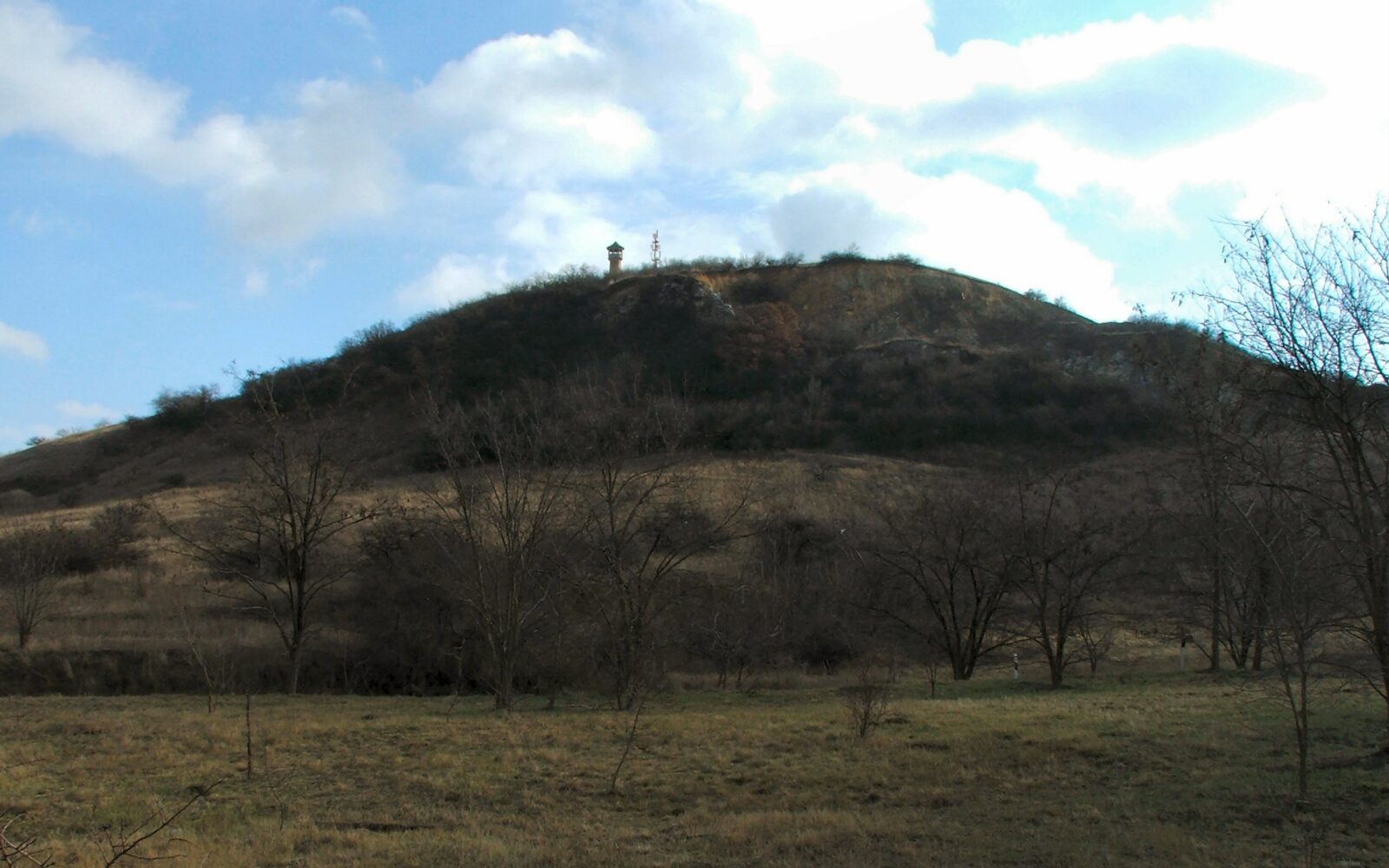 A Strázsa-hegy Esztergom déli szélén