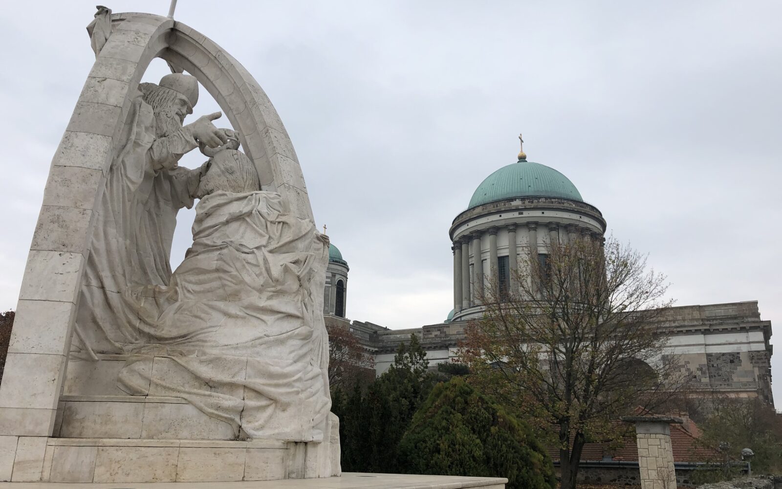Szent István megkoronázása szobor