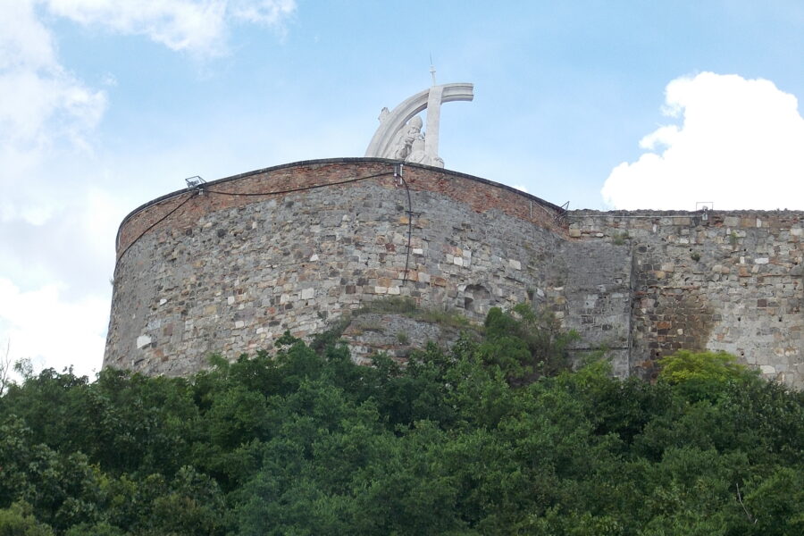 Szent István megkoronázása szobor