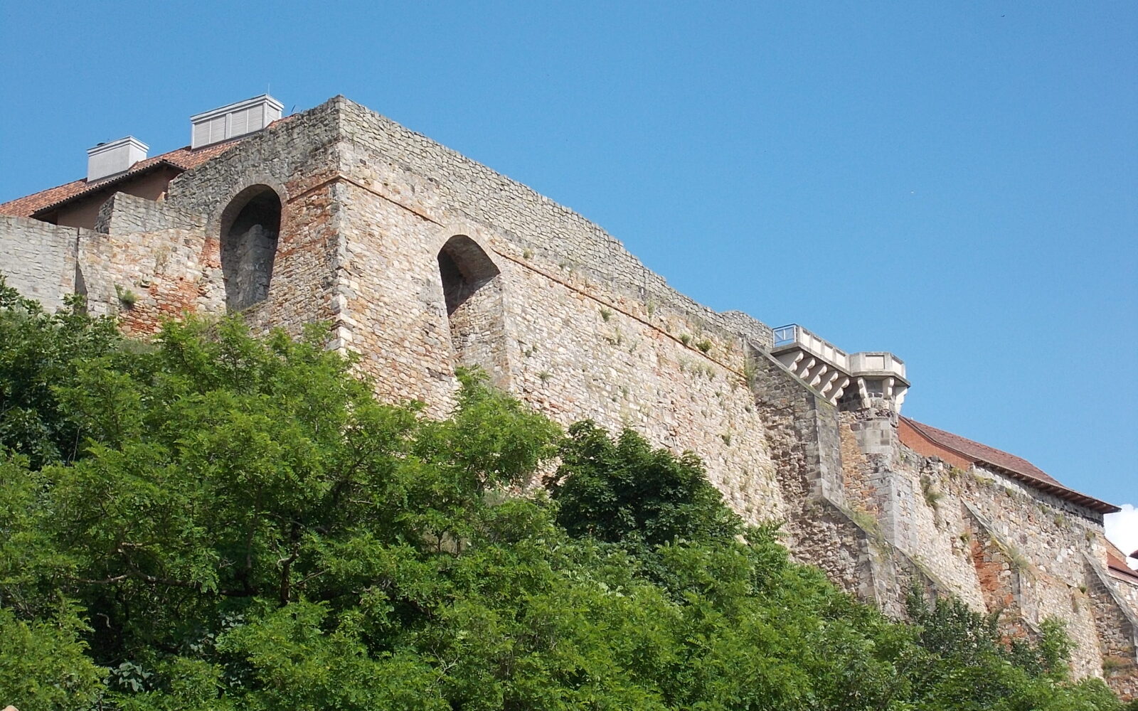 A Vármúzeum a Várhegy déli részén